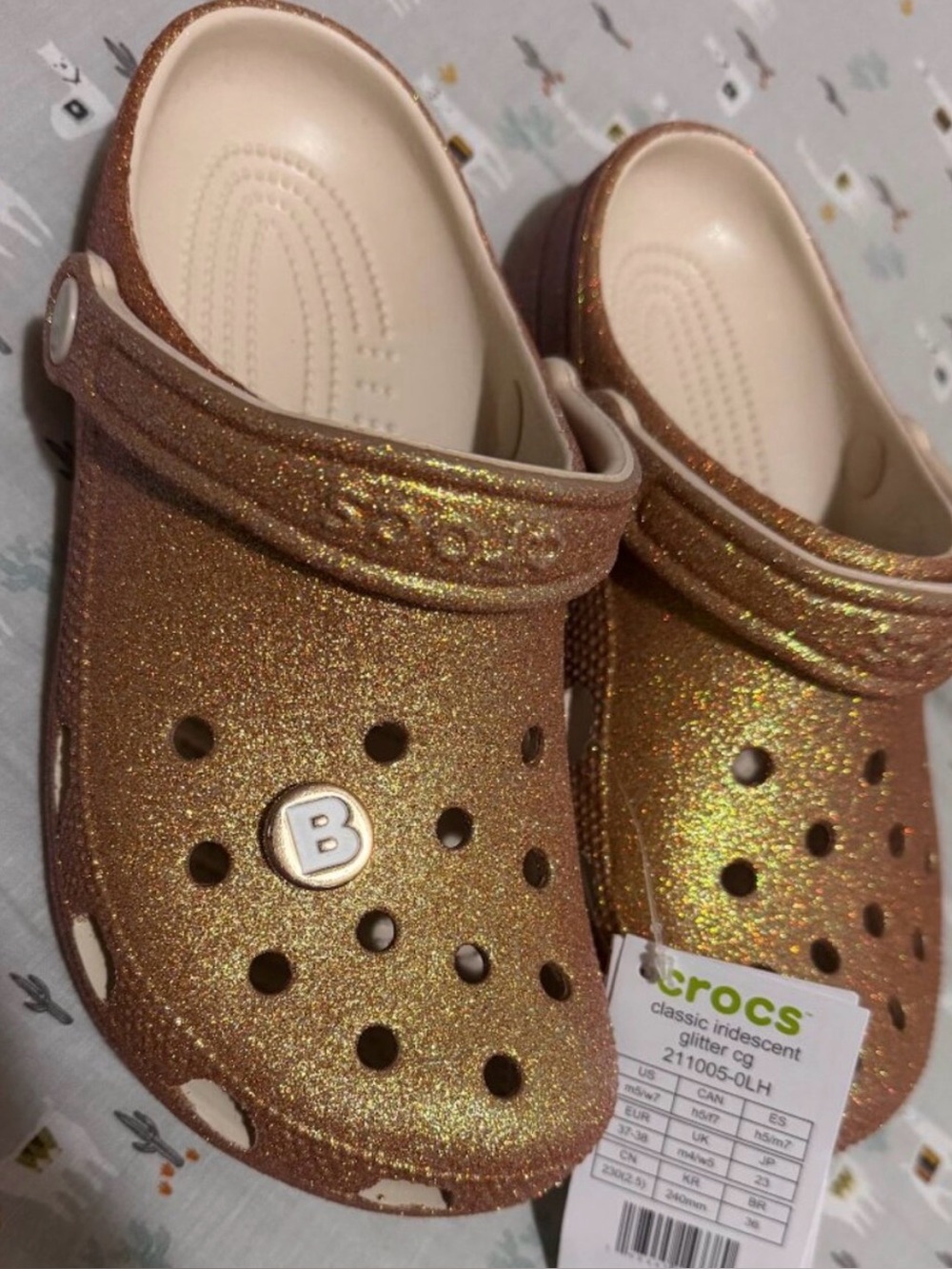Crocs Classic Iridescent Gold Glitter Clogs Womens Size 7 / Men’s 5 NEW - Picture 5 of 5